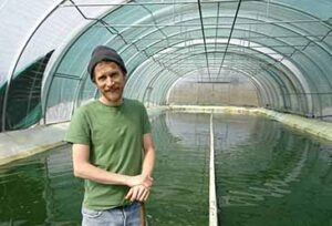 Nach vielen Jahren Forschung, Versuch und Hochskalieren kann Akalfood Spirulina in handwerklicher Qualität aus Deutschland anbieten. Das ganzheitliche Konzept der Vollwert Spirulina ist dank einer schonend verarbeiteten, lokalen, natürlich Spirulina in Direkt-Vermarktung jetzt in Deutschland möglich.